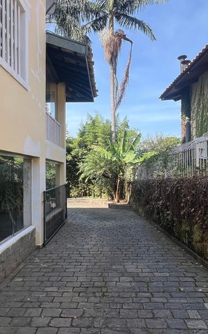 Casa à venda com 500m², 5 quartos e 8 vagas Casa à venda com 500m², 5 quartos e 8 vagasÁrea comum