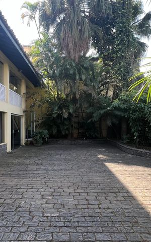 Casa à venda com 500m², 5 quartos e 8 vagas Casa à venda com 500m², 5 quartos e 8 vagasÁrea comum