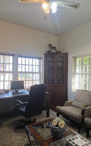 Casa à venda com 500m², 5 quartos e 8 vagas Casa à venda com 500m², 5 quartos e 8 vagasEscritório