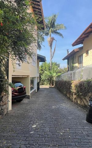 Casa à venda com 500m², 5 quartos e 8 vagas Casa à venda com 500m², 5 quartos e 8 vagasÁrea comum