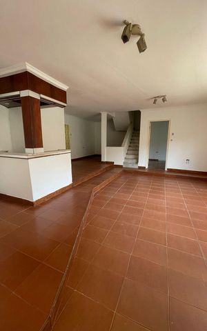 Casa à venda com 254m², 4 quartos e 2 vagas Casa à venda com 254m², 4 quartos e 2 vagasSala