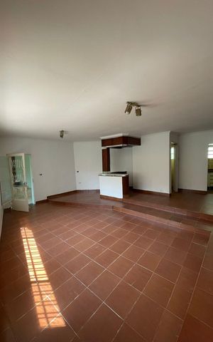 Casa à venda com 254m², 4 quartos e 2 vagas Casa à venda com 254m², 4 quartos e 2 vagasSala