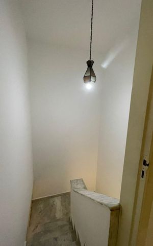 Casa à venda com 254m², 4 quartos e 2 vagas Casa à venda com 254m², 4 quartos e 2 vagasEscada