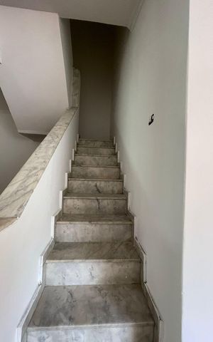 Casa à venda com 254m², 4 quartos e 2 vagas Casa à venda com 254m², 4 quartos e 2 vagasEscada