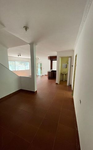 Casa à venda com 254m², 4 quartos e 2 vagas Casa à venda com 254m², 4 quartos e 2 vagasSala