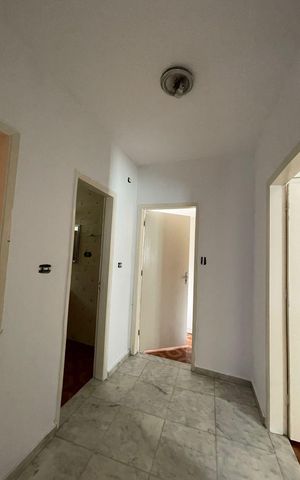 Casa à venda com 254m², 4 quartos e 2 vagas Casa à venda com 254m², 4 quartos e 2 vagasCorredor