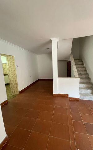 Casa à venda com 254m², 4 quartos e 2 vagas Casa à venda com 254m², 4 quartos e 2 vagasSala
