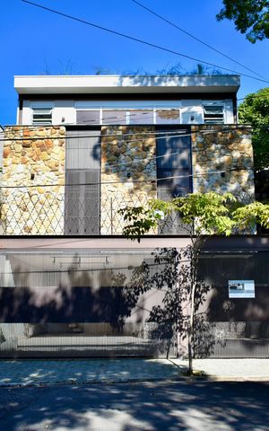 Casa para alugar com 290m², 4 quartos e 5 vagas Casa para alugar com 290m², 4 quartos e 5 vagasFachada