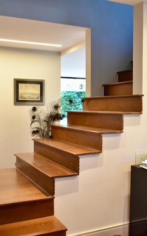 Casa para alugar com 290m², 4 quartos e 5 vagas Casa para alugar com 290m², 4 quartos e 5 vagasEscada
