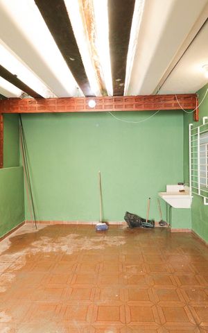 Casa à venda com 170m², 2 quartos e 3 vagas Casa à venda com 170m², 2 quartos e 3 vagasÁrea de Serviço e Garagem