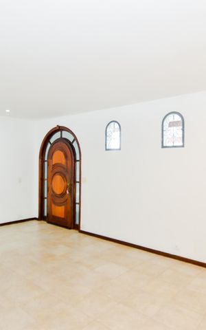 Casa à venda com 342m², 4 quartos e 2 vagasSala