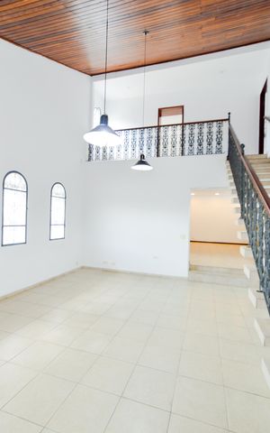 Casa à venda com 342m², 4 quartos e 2 vagasSala