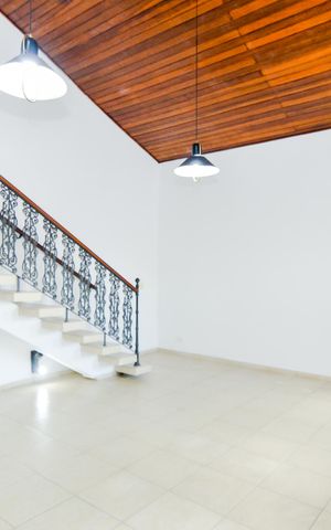 Casa à venda com 342m², 4 quartos e 2 vagasSala