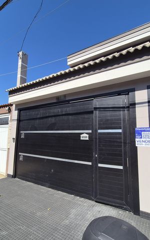 Casa à venda com 180m², 3 quartos e 2 vagas Casa à venda com 180m², 3 quartos e 2 vagasFachada