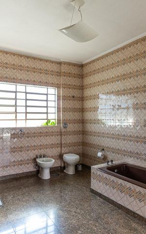 Casa à venda com 600m², 5 quartos e 6 vagas Casa à venda com 600m², 5 quartos e 6 vagasBanheiro 2
