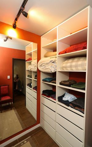 Casa à venda com 500m², 5 quartos e 2 vagas Casa à venda com 500m², 5 quartos e 2 vagasCloset da suíte
