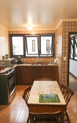Casa à venda com 500m², 5 quartos e 2 vagas Casa à venda com 500m², 5 quartos e 2 vagasCozinha