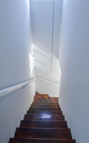 Casa à venda com 430m², 5 quartos e 10 vagas Casa à venda com 430m², 5 quartos e 10 vagasEscada