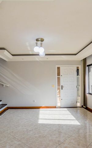 Casa à venda com 430m², 5 quartos e 10 vagas Casa à venda com 430m², 5 quartos e 10 vagasSala