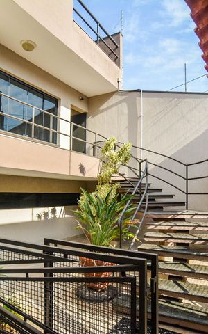 Casa à venda com 430m², 5 quartos e 10 vagas Casa à venda com 430m², 5 quartos e 10 vagasEntrada