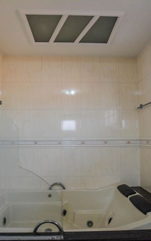 Casa à venda com 430m², 5 quartos e 10 vagas Casa à venda com 430m², 5 quartos e 10 vagasBanheiro da Suíte