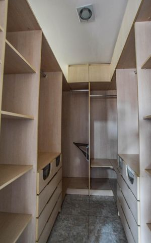 Casa à venda com 430m², 5 quartos e 10 vagas Casa à venda com 430m², 5 quartos e 10 vagasQuarto Suíte