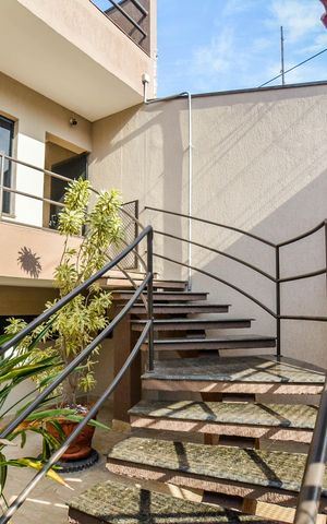Casa à venda com 430m², 5 quartos e 10 vagas Casa à venda com 430m², 5 quartos e 10 vagasEntrada