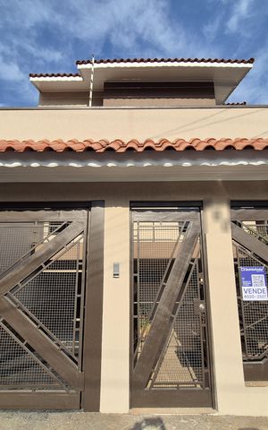 Casa à venda com 430m², 5 quartos e 10 vagas Casa à venda com 430m², 5 quartos e 10 vagasFachada
