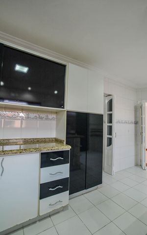 Casa à venda com 430m², 5 quartos e 10 vagas Casa à venda com 430m², 5 quartos e 10 vagasCozinha