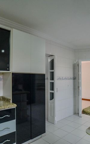 Casa à venda com 430m², 5 quartos e 10 vagas Casa à venda com 430m², 5 quartos e 10 vagasCozinha