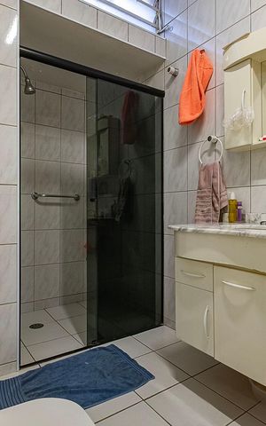 Casa à venda com 400m², 4 quartos e 5 vagas Casa à venda com 400m², 4 quartos e 5 vagasBanheiro 2