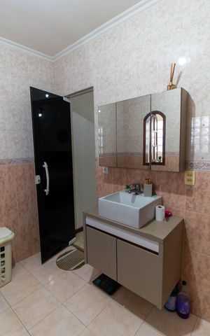 Casa à venda com 230m², 3 quartos e 2 vagas Casa à venda com 230m², 3 quartos e 2 vagasBanheiro 2