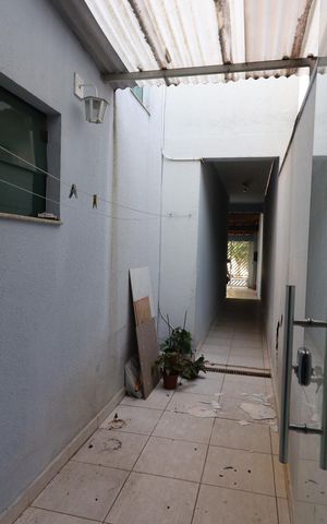 Casa à venda com 200m², 3 quartos e 4 vagasCorredor externo