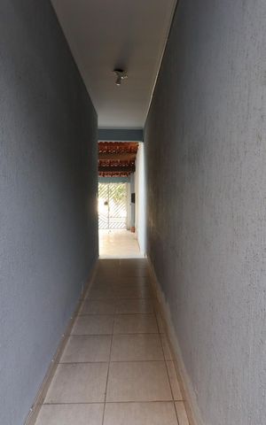 Casa à venda com 200m², 3 quartos e 4 vagasCorredor externo