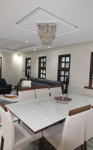 Casa à venda com 193m², 5 quartos e 3 vagasSala
