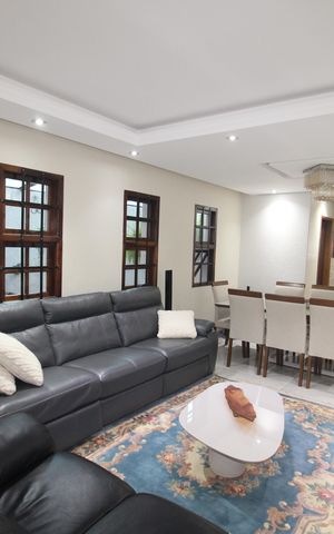 Casa à venda com 193m², 5 quartos e 3 vagasSala