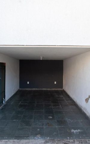 Casa à venda com 450m², 2 quartos e 5 vagas Casa à venda com 450m², 2 quartos e 5 vagasGaragem