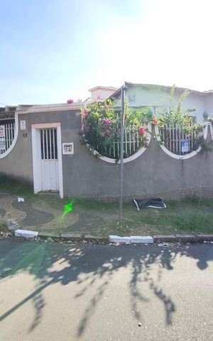 Casa à venda com 380m², 3 quartos e 4 vagas Casa à venda com 380m², 3 quartos e 4 vagasFachada