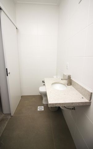 Casa de condomínio à venda com 96m², 3 quartos e 2 vagas Casa de condomínio à venda com 96m², 3 quartos e 2 vagasBanheiro da Suíte