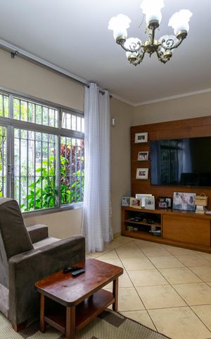 Casa à venda com 200m², 4 quartos e 3 vagas Casa à venda com 200m², 4 quartos e 3 vagasSala