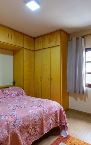 Casa à venda com 200m², 4 quartos e 3 vagas Casa à venda com 200m², 4 quartos e 3 vagasSuíte