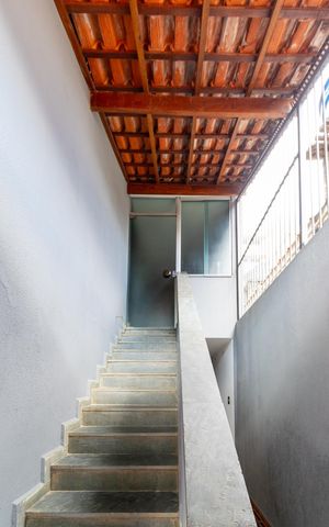 Casa à venda com 200m², 4 quartos e 3 vagas Casa à venda com 200m², 4 quartos e 3 vagasEscada
