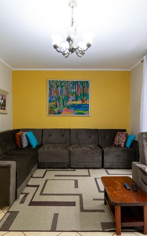 Casa à venda com 200m², 4 quartos e 3 vagas Casa à venda com 200m², 4 quartos e 3 vagasSala