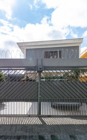 Casa à venda com 200m², 4 quartos e 3 vagas Casa à venda com 200m², 4 quartos e 3 vagasFachada