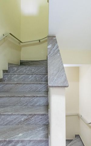 Casa à venda com 200m², 4 quartos e 3 vagas Casa à venda com 200m², 4 quartos e 3 vagasEscada