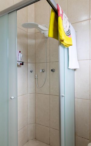 Casa à venda com 200m², 4 quartos e 3 vagas Casa à venda com 200m², 4 quartos e 3 vagasBanheiro Social