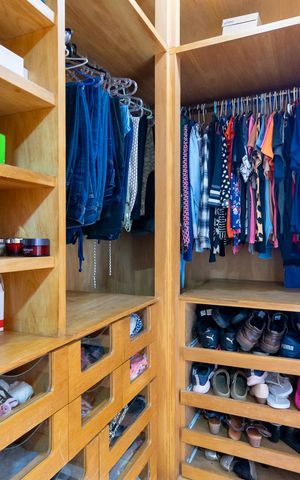 Casa à venda com 200m², 4 quartos e 3 vagas Casa à venda com 200m², 4 quartos e 3 vagasCloset da suíte
