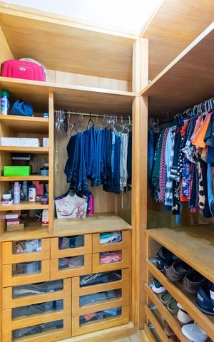 Casa à venda com 200m², 4 quartos e 3 vagas Casa à venda com 200m², 4 quartos e 3 vagasCloset da suíte
