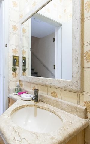 Casa à venda com 200m², 4 quartos e 3 vagas Casa à venda com 200m², 4 quartos e 3 vagasLavabo