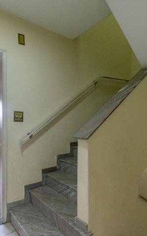 Casa à venda com 200m², 4 quartos e 3 vagas Casa à venda com 200m², 4 quartos e 3 vagasEscada
